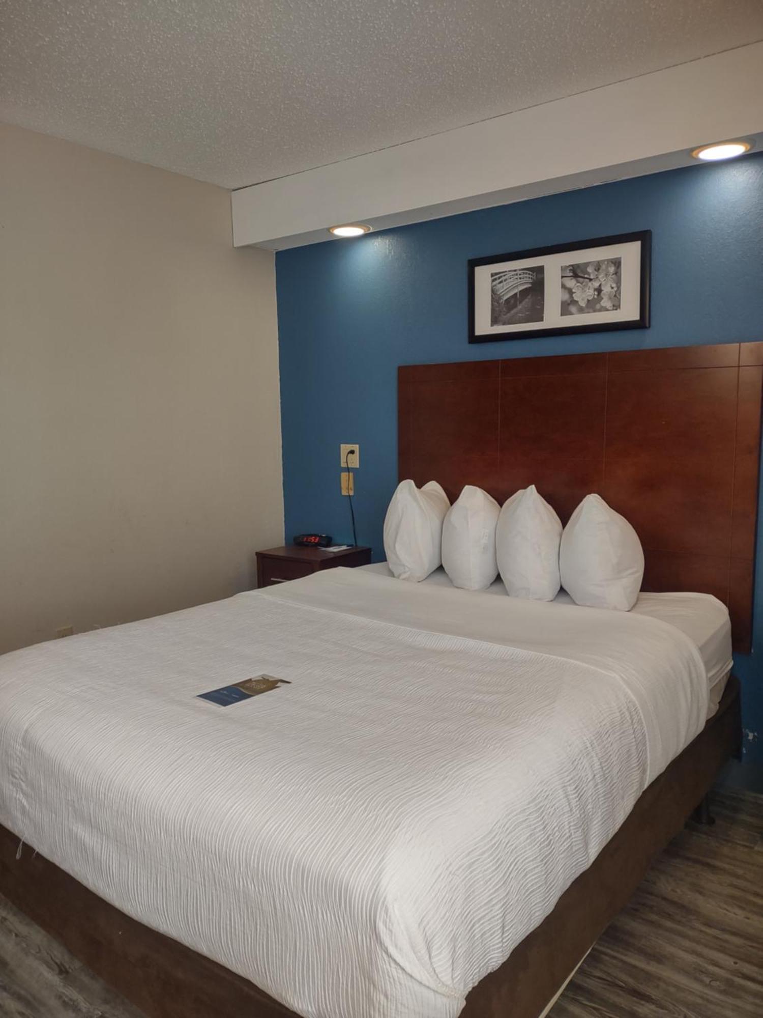 Baymont By Wyndham Flat Rock Hotel Bagian luar foto